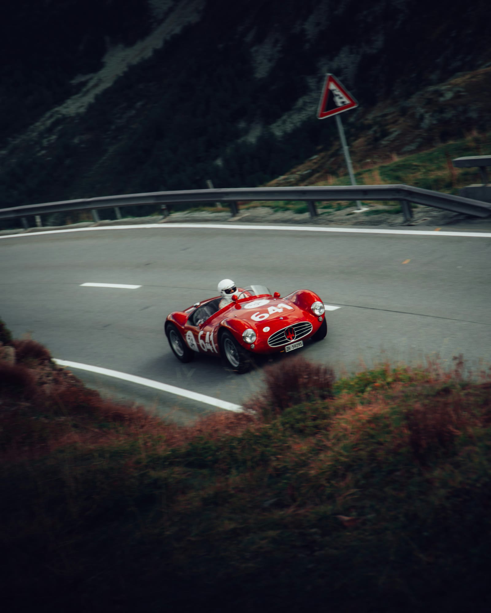 Roter Rennsportwagen mit Startnummer 641 in einer Kehre am Berninapass